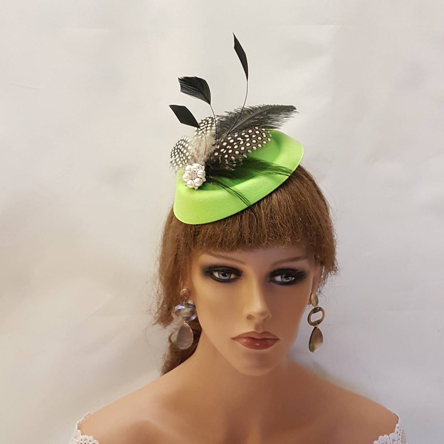 FASCINATEUR VERT, chapeau fascinateur des années 40 et 50 # chapeau fascinateur vert clair, chapeau d'autruche, chapeau à plumes de Gunia tacheté, course, cocktail, journée des dames, chapeau Ascot