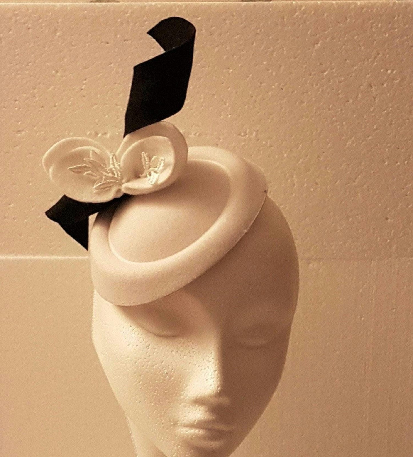 Chapeau Fascinator Chapeau blanc Fascinator Coiffe pilulier noire et blanche avec feuilles en feutre pour Ascot, mariage, course, cocktail, coiffure d'église