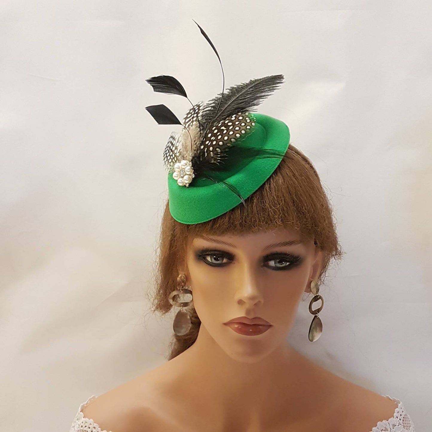 Chapeau fascinateur vert, années 40 et 50 # Chapeau fascinateur vert. Plume d'autruche, chapeau de course en plumes de Gunia tacheté, cocktail, journée des dames, chapeau fascinateur Ascot