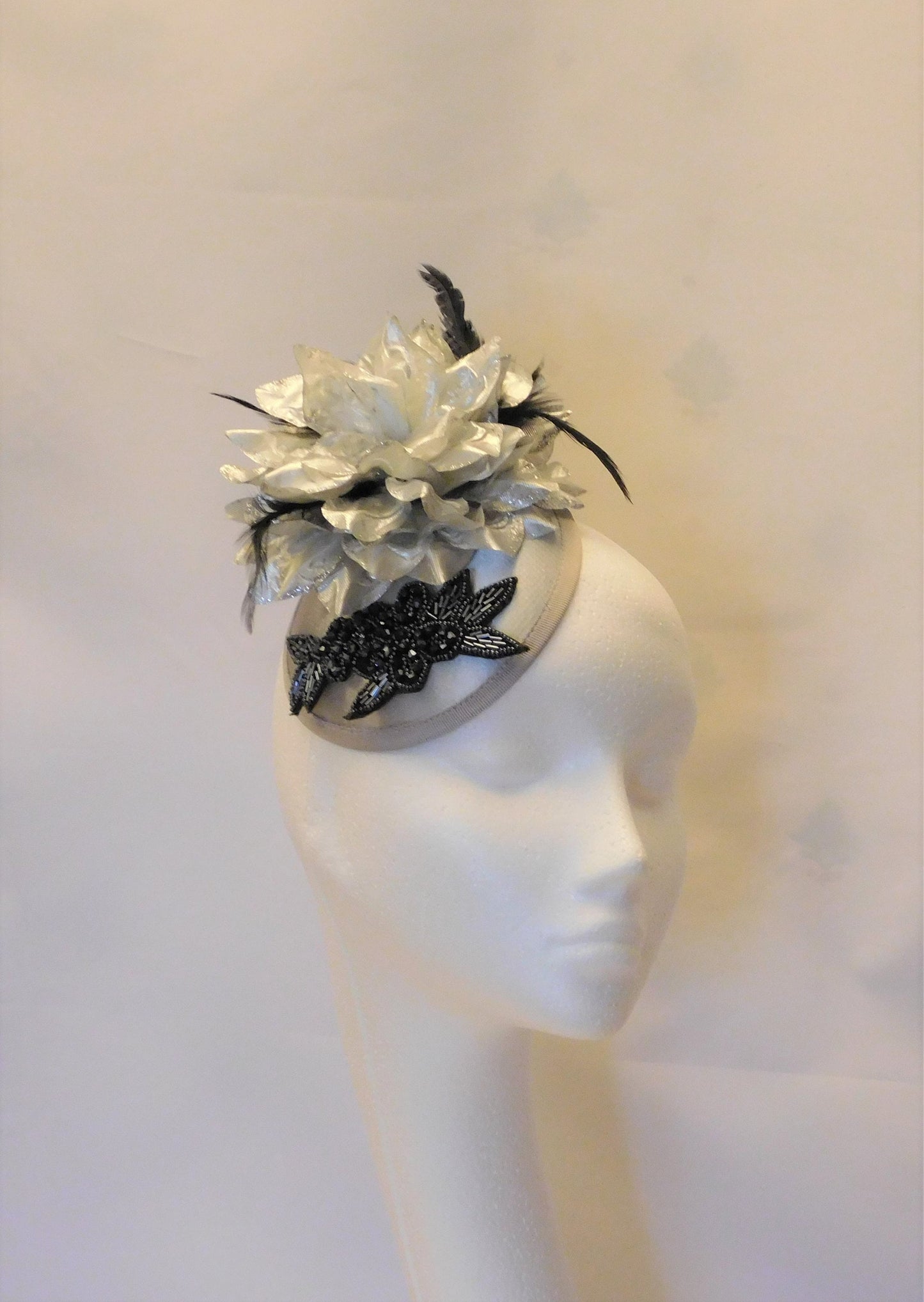 Fascinator hat  40s50s Silver Hat fascinator #Silver hat with Black Crystal Race,Cocktail hat,Ladies day,Ascot hat Silver Feather flower hat