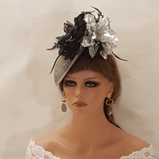 SILVER GREY FASCINATOR Hat 40s 50s Hatinator #Silver & Black Floral Feather fascinator hat Race Ascot hat feather flower Ladies saucer hat