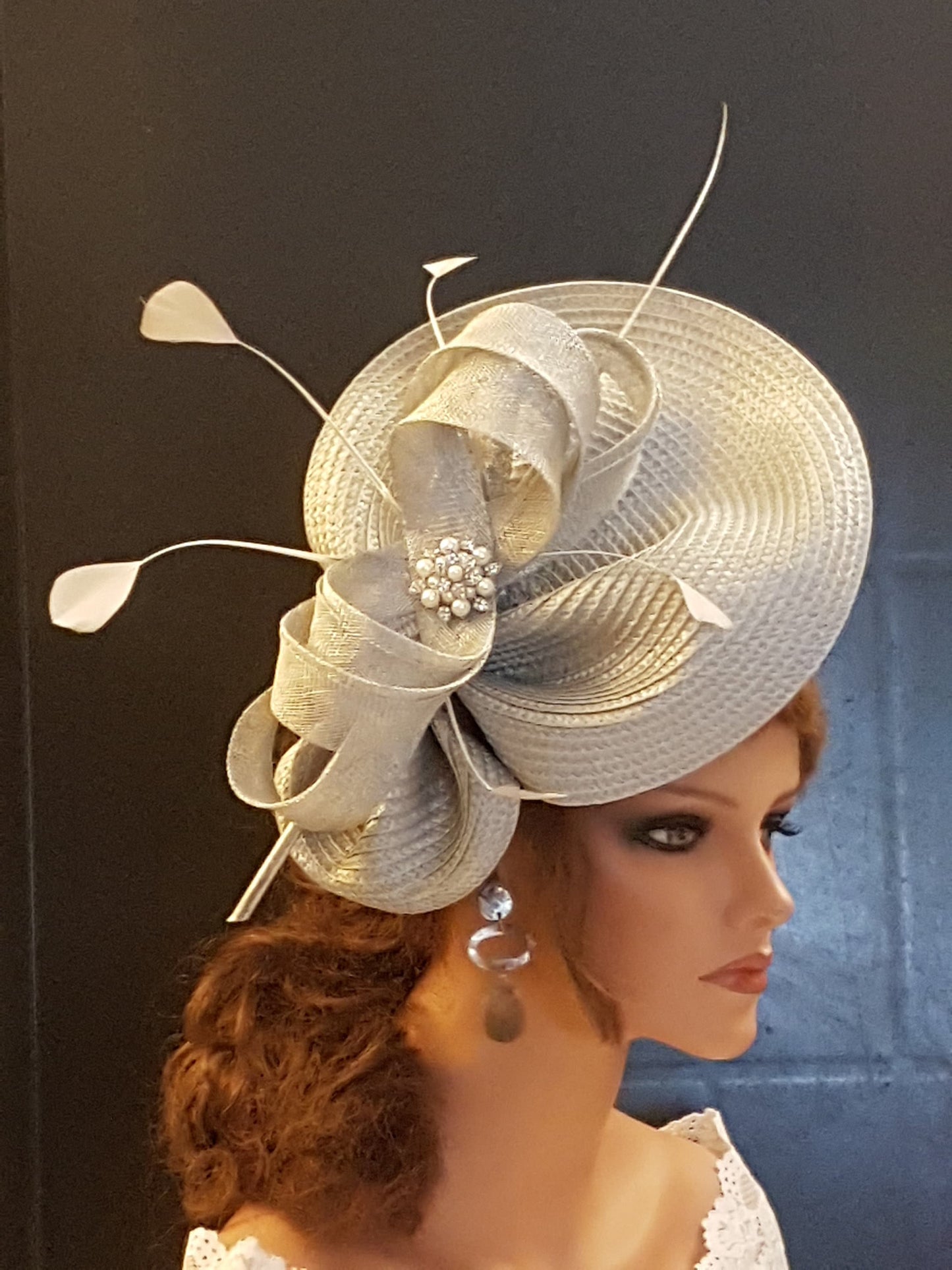 Fascinateur gris ARGENT Soucoupe chapeau Sinamay noeud, plumes Église Derby Ascot Royal Wedding TeaParty chapeau Mère de la mariée/du marié Fascinateur