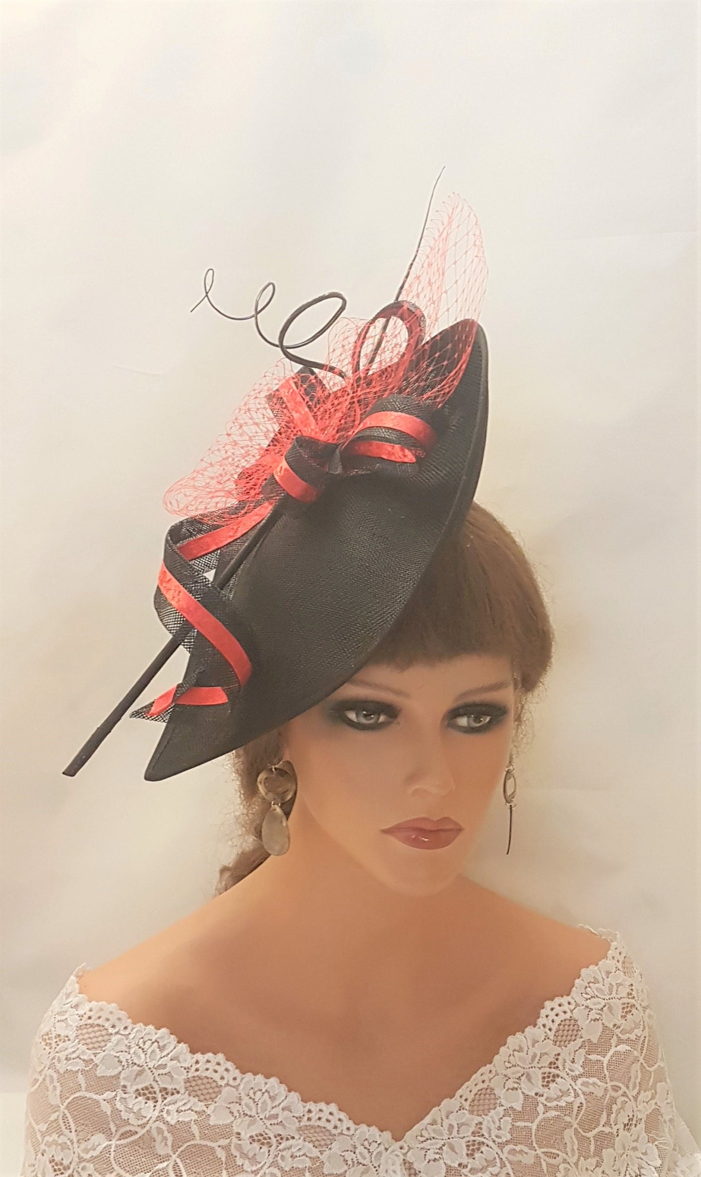 Chapeau noir et rouge Fascinator Grand chapeau Quill Feather Filet détail Mariage Cérémonie Hatinator Cocktail Royal Ascot Race Hat Fascinator