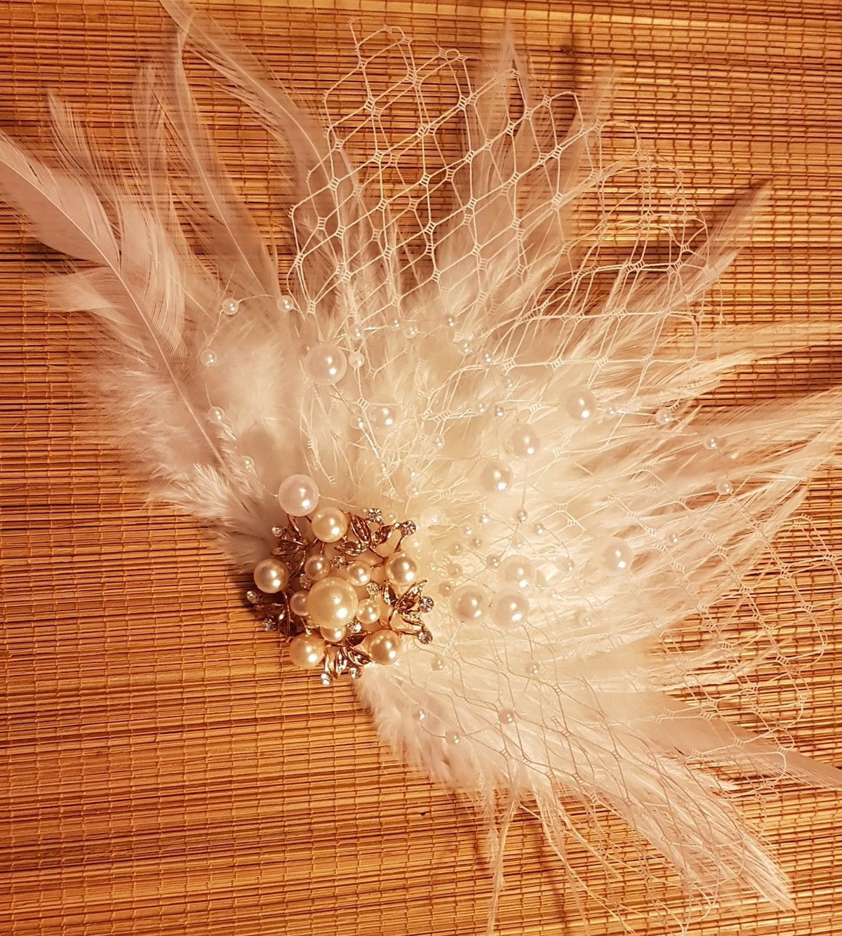 Bridal Hair Clip, Bridal Feather Fascinator, Wedding Hair Accessory, BRIDAL feather Hair comb, birdcage veil feather fascinator, Headpiece.