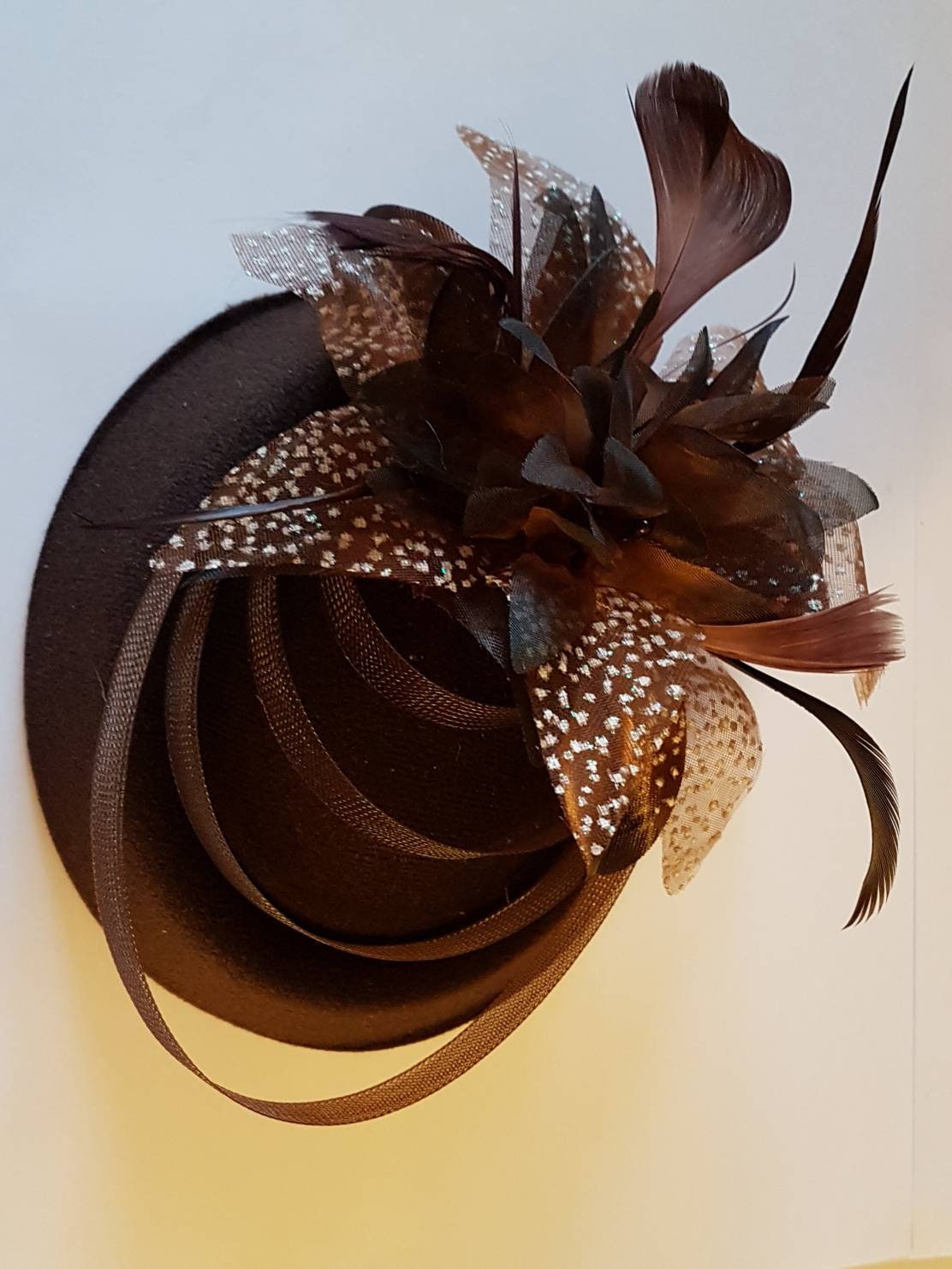 FASCINATEUR MARRON, fascinateur de chapeau marron des années 40 et 50 #Chapeau à plumes marron Course, Cocktail, Journée des dames, Chapeau Ascot Chapeau à fleurs en plumes marron Fascinateur