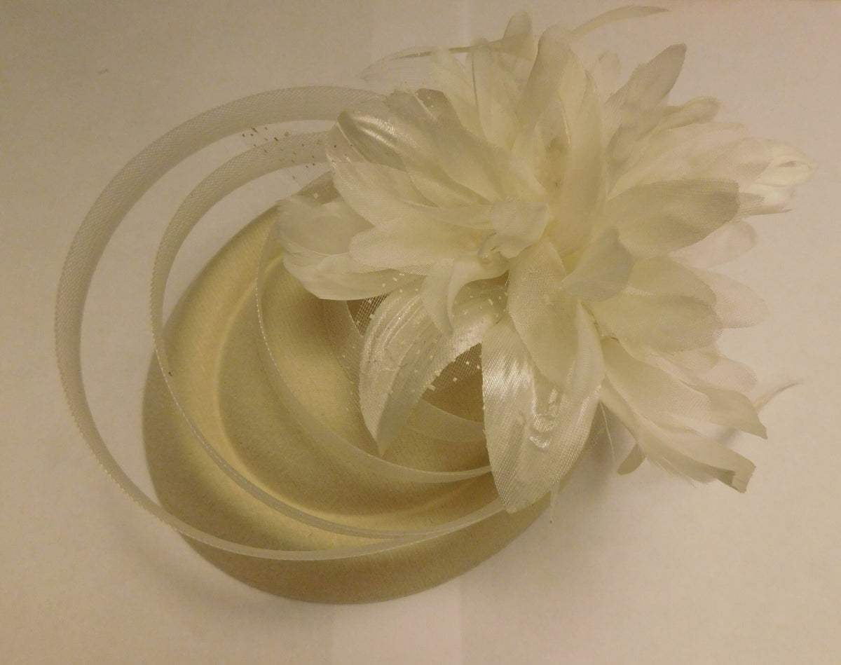Ivory Hat Fascinator,Wedding hat ,Ladies Cocktail hat, Race,Wedding,Goodwood revival,Wedding Hat fascinator. Ivory feather hat fascinator
