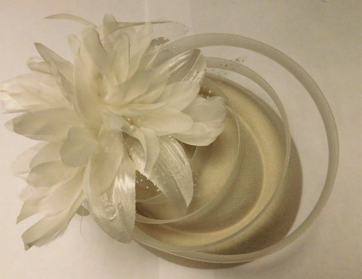 Ivory Hat Fascinator,Wedding hat ,Ladies Cocktail hat, Race,Wedding,Goodwood revival,Wedding Hat fascinator. Ivory feather hat fascinator