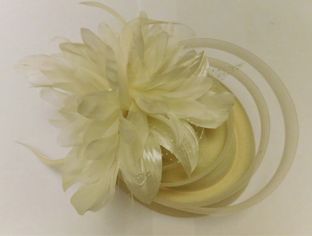 Ivory Hat Fascinator,Wedding hat ,Ladies Cocktail hat, Race,Wedding,Goodwood revival,Wedding Hat fascinator. Ivory feather hat fascinator
