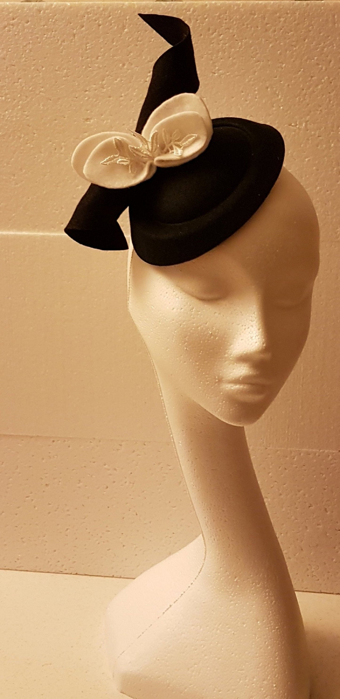 Black Pillbox felt Hat fascinator #Black Felt hat with White felt leaves Ascot hat fascinator Wedding,Race,Cocktail,Church hat fascinator