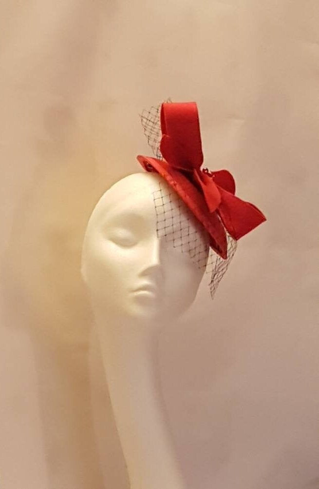 RED Fascinator. Red bow Hat with mini Birdcage veil. Red Felt fascinator Headpiece. Royal Ascot,Wedding,Church Cocktail party,Race hatinator