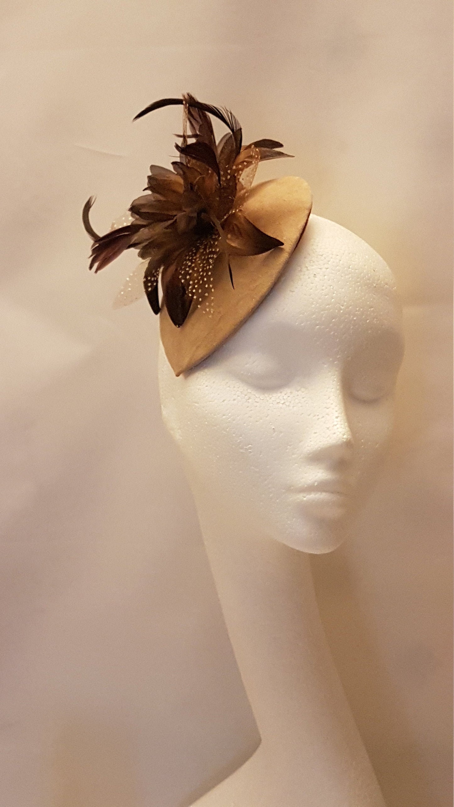 Fascinateur Chapeau marron fascinateur #SUEDE Chapeau marron ou nude fleur Chapeau Ascot fascinateur Mariage, course, chapeau de cocktail Chapeau d'église fascinateur