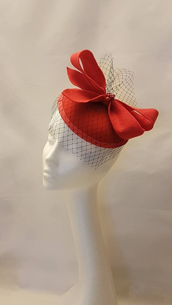 RED FELT Fascinator. Red FELT bow Hat with mini Birdcage veil. Red Felt fascinator Headpiece. Royal Ascot,Wedding,Church Cocktail party,Race hatinator