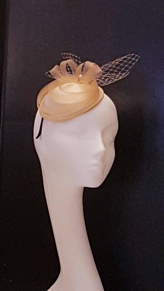 TAN/NUDE FASCINATOR,40s 50s Tan Hat fascinator # Champagne/Tan hat fascinator, Race,Cocktail,Ladies day,Ascot hat Brown feather flower hat