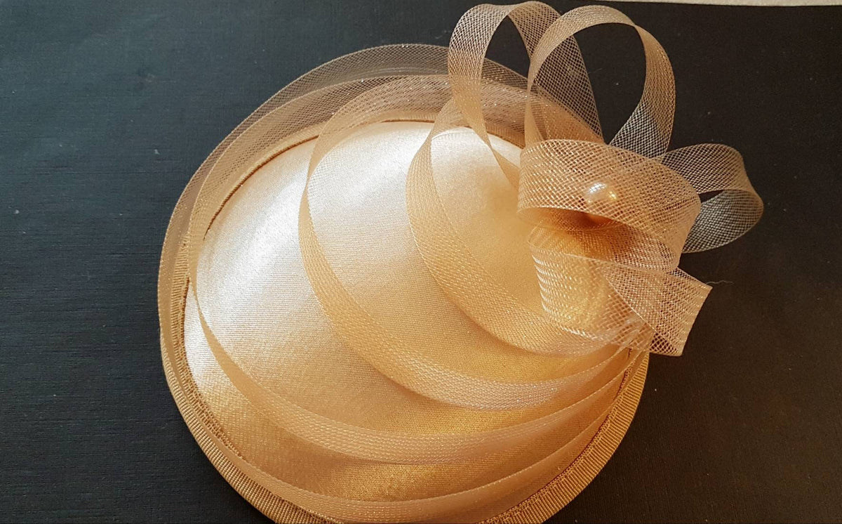 TAN/NUDE FASCINATOR,40s 50s Tan Hat fascinator # Champagne/Tan hat fascinator, Race,Cocktail,Ladies day,Ascot hat Brown feather flower hat