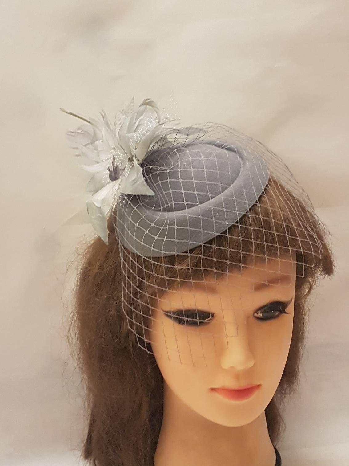 SILVE Grey Fascinator Birdcage Veil Hat Fascinator Grey Feather flower Hat Fascinator Wedding Bridesmaid Hairpiece Cocktail Ascot ladies Hat
