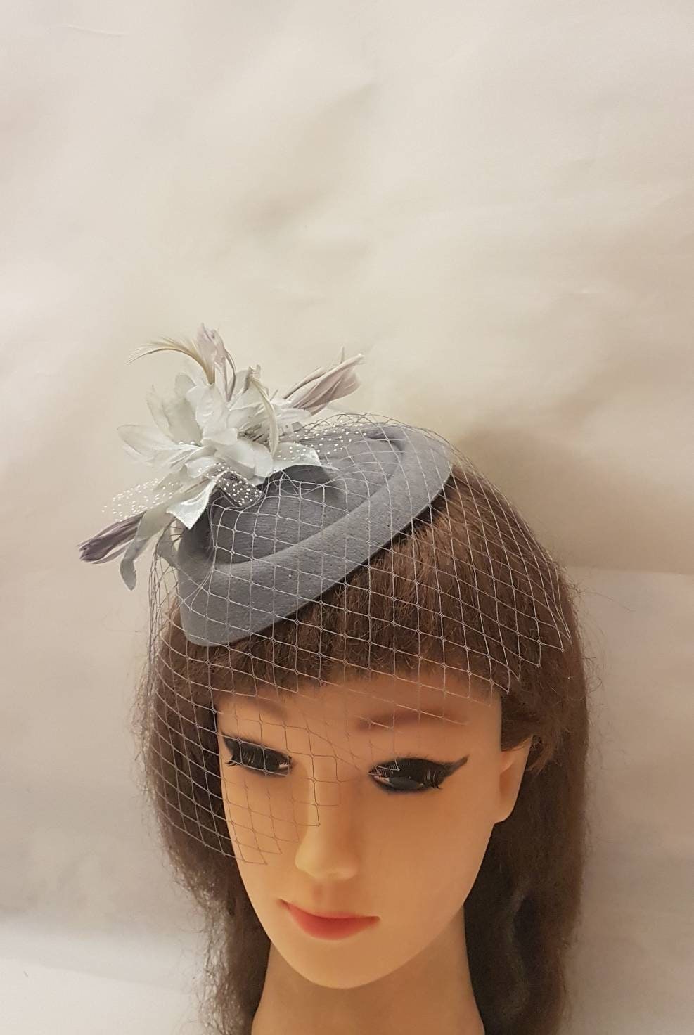 SILVE Grey Fascinator Birdcage Veil Hat Fascinator Grey Feather flower Hat Fascinator Wedding Bridesmaid Hairpiece Cocktail Ascot ladies Hat