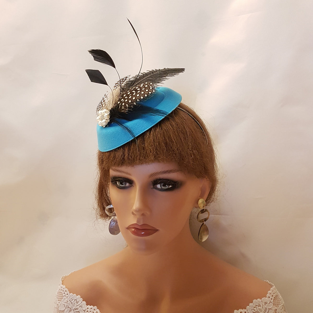 TURQUOISE BLUE  HAT Fascinator, 40s 50s #Blue Hat fascinator.Ostrich feather,Spotty Gunia Feather hat Fascinator for Race,Cocktail & Ascot