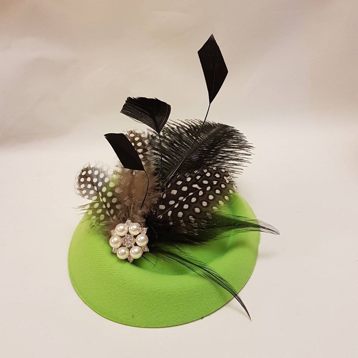 GREEN FASCINATOR, 40s 50s Hat fascinator #Light Green hat fascinator, Ostritch,Spotty Gunia Feather hat Race,Cocktail,Ladies day,Ascot hat