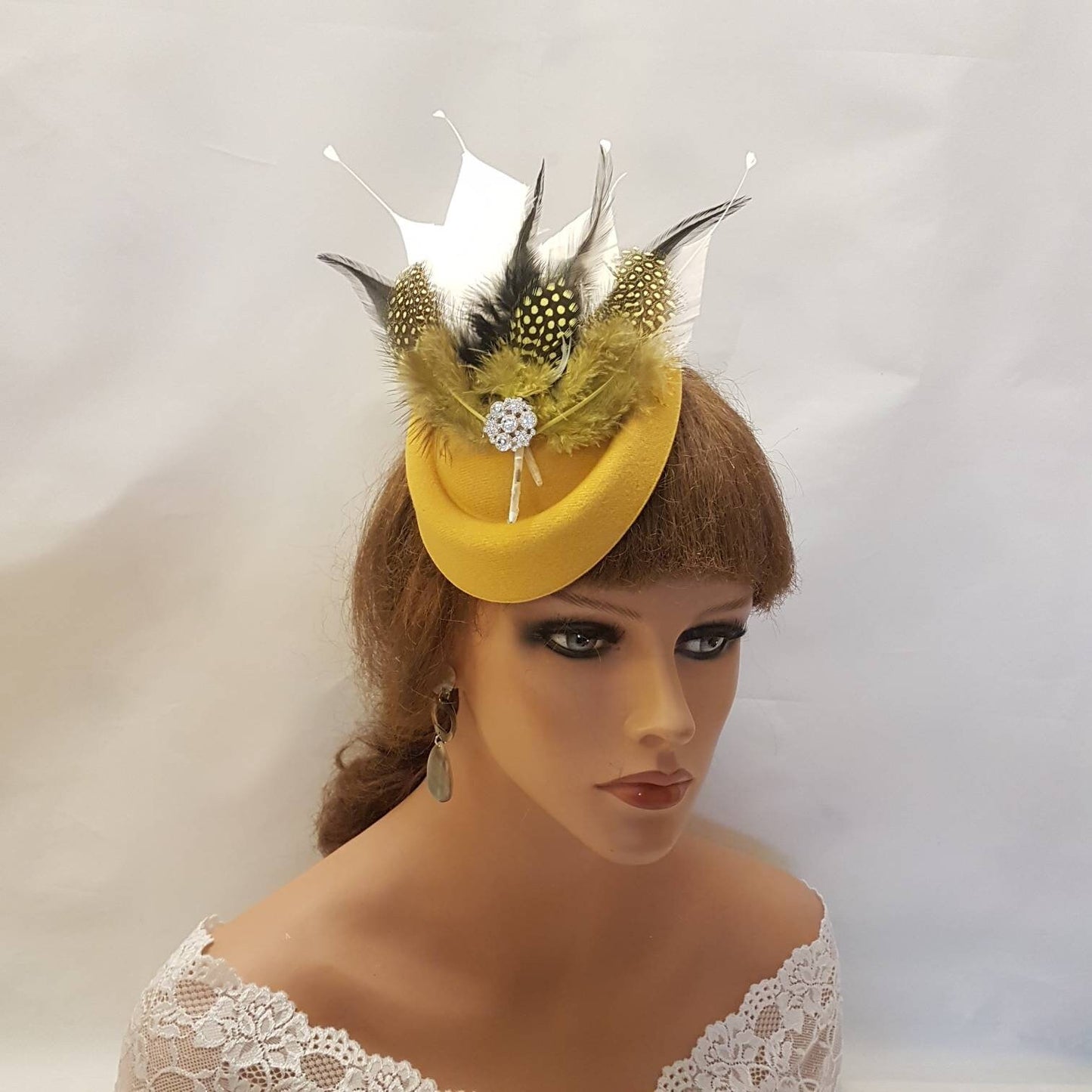 Chapeau Fascinator Chapeau Pilulier Moutarde Or Fascinator #Chapeau Plume Or Moutarde Derby Ascot Course De Mariage Cocktail Dames Église chapeau Fascinator