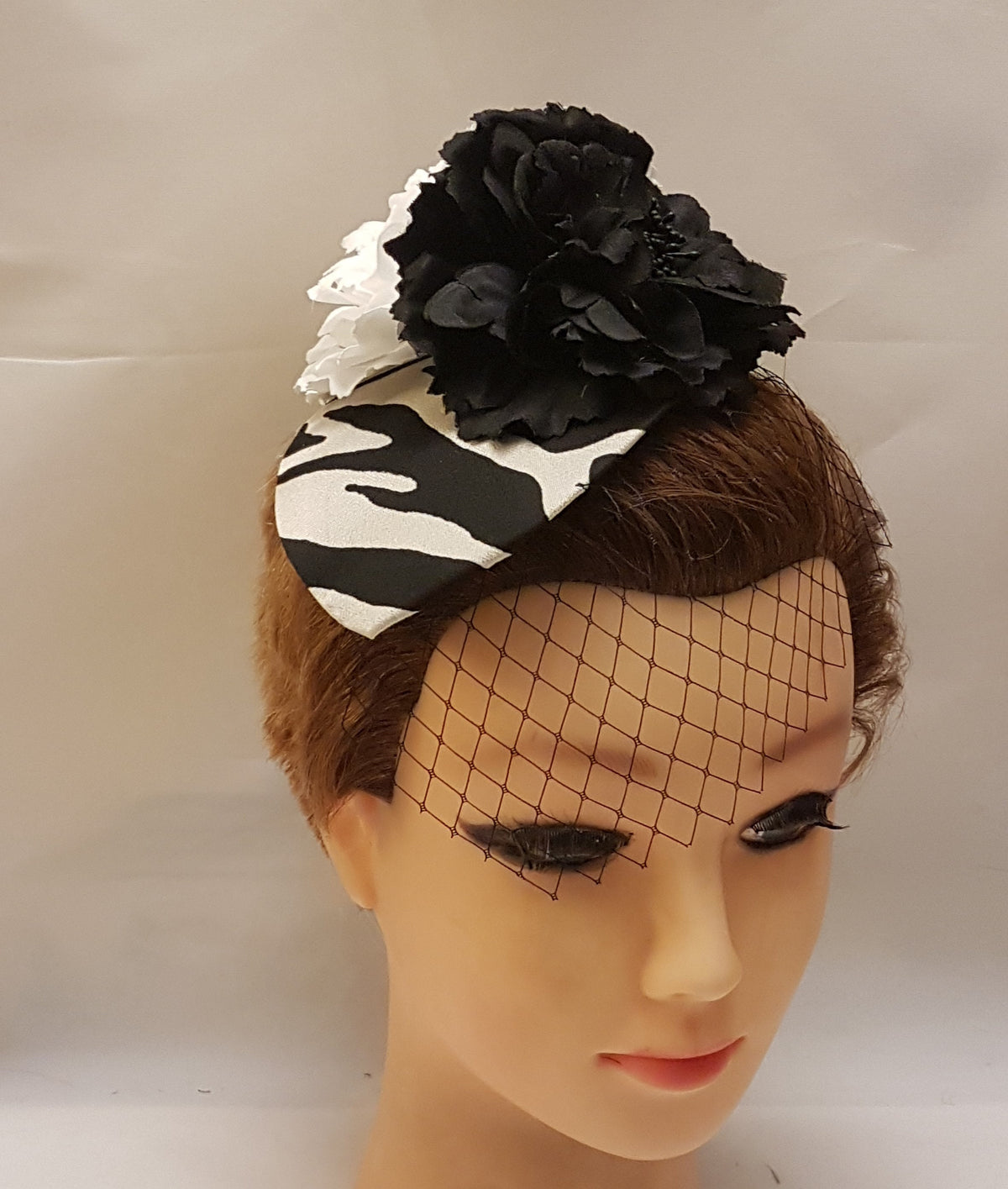 Black & White Teardrop Fascinator Hat: Vintage Style Race Day Headpiece