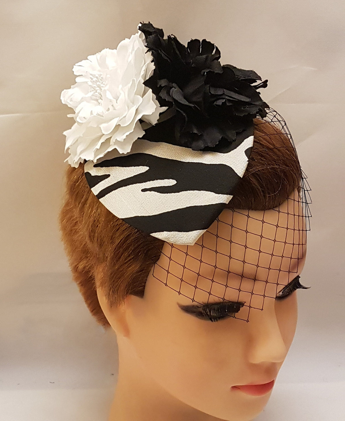 Black & White Teardrop Fascinator Hat: Vintage Style Race Day Headpiece