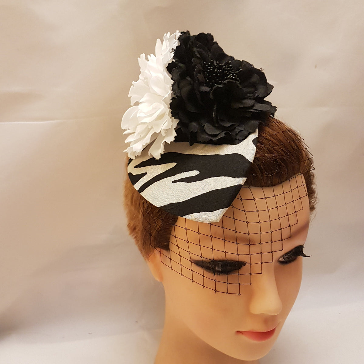 Black & White Teardrop Fascinator Hat: Vintage Style Race Day Headpiece