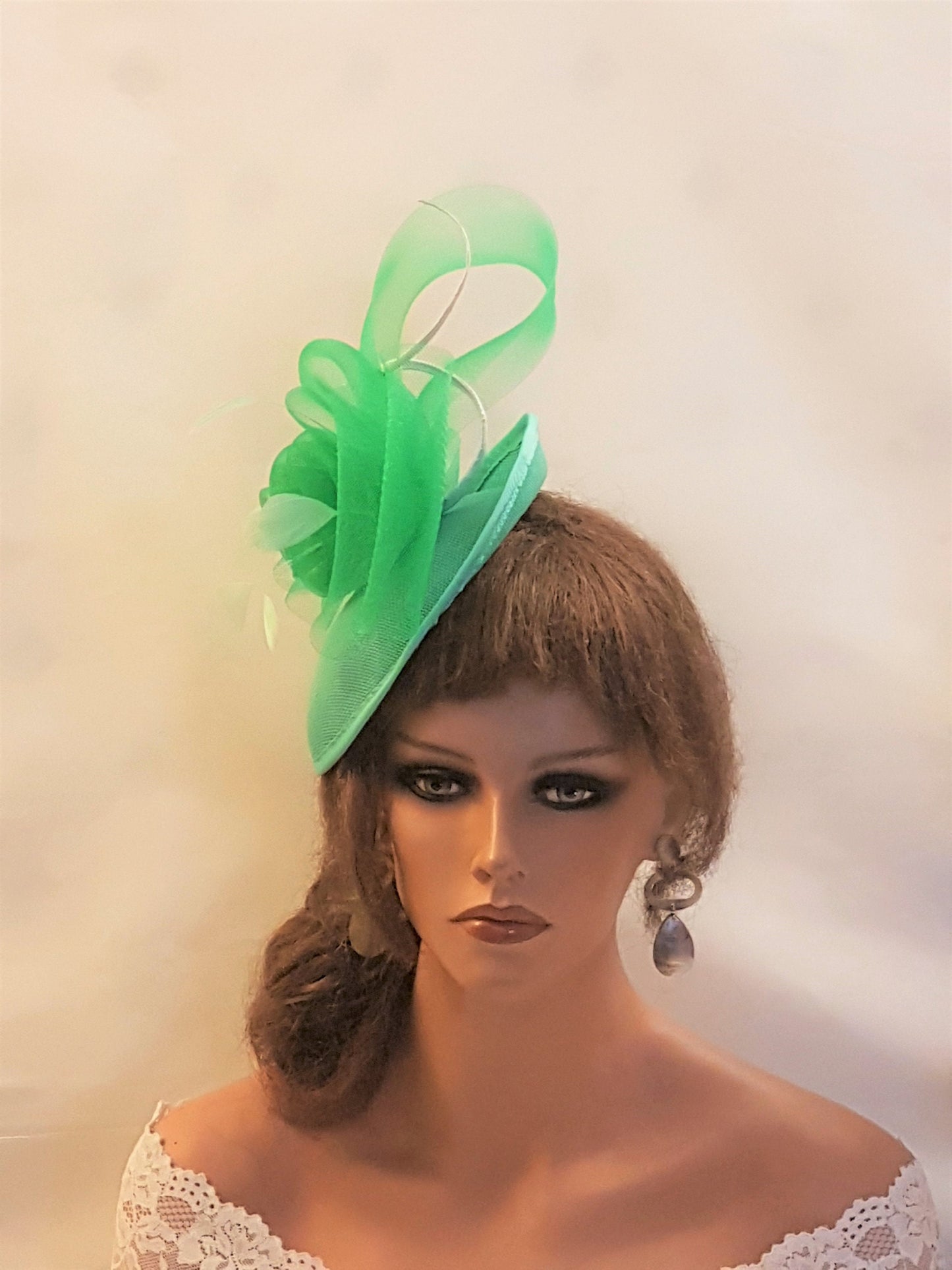 Chapeau de soucoupe de fascinateur VERT Chapeau de fête de mariage de course de chapeau de Derby d'église floral de plume Chapeau de mère de la mariée/du marié