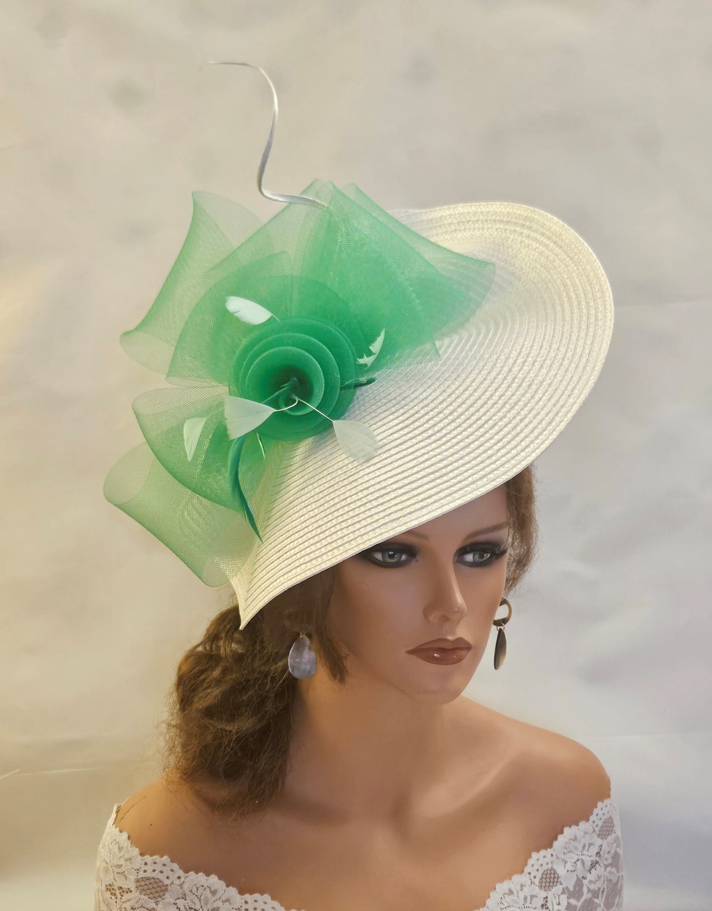 Chapeau fascinateur blanc et vert grande soucoupe chapeau de plumes église Derby Royal Ascot Race chapeau de fête de mariage mère de la mariée/du marié chapeau