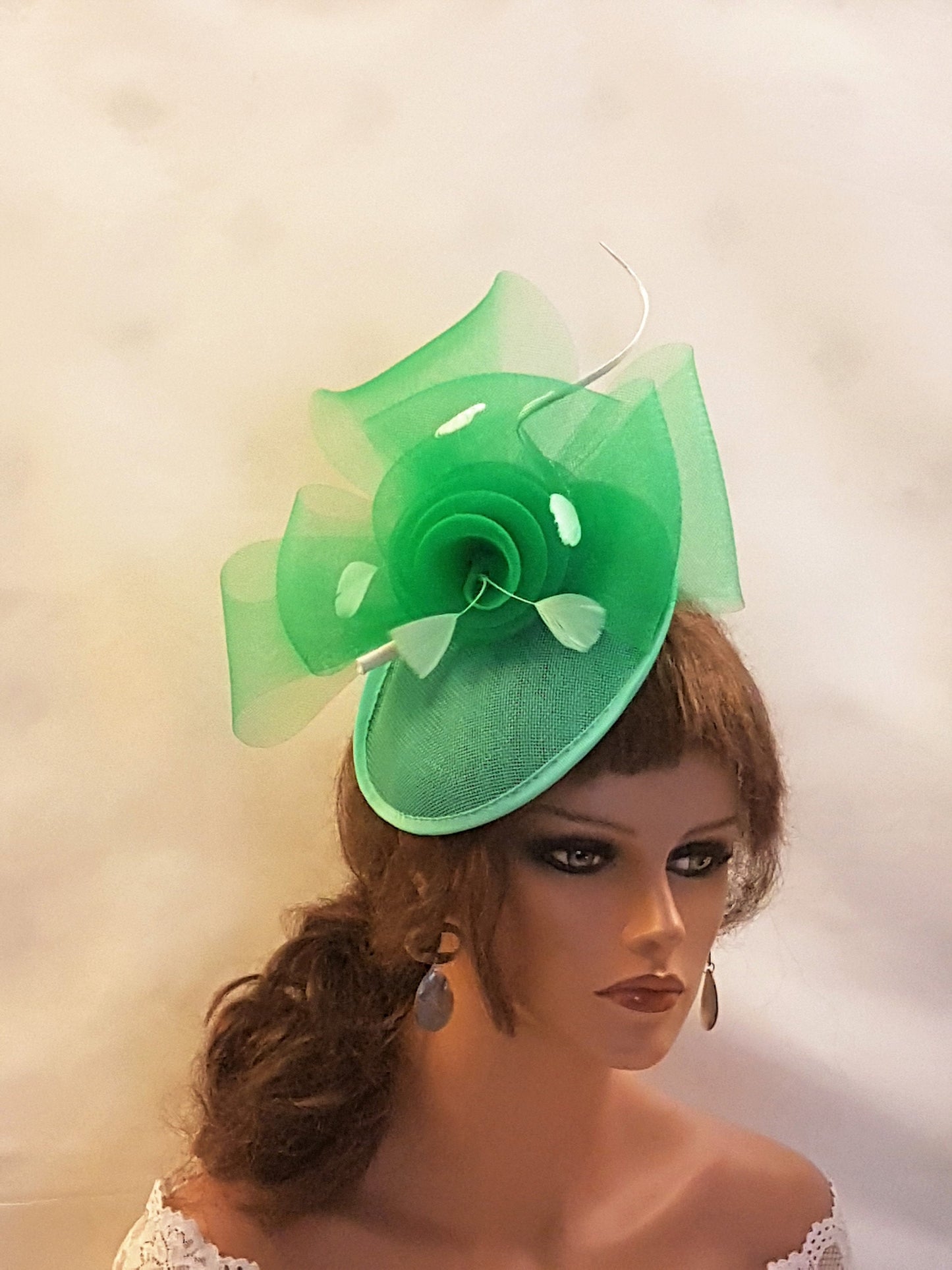 Chapeau de soucoupe de fascinateur VERT Chapeau de fête de mariage de course de chapeau de Derby d'église floral de plume Chapeau de mère de la mariée/du marié