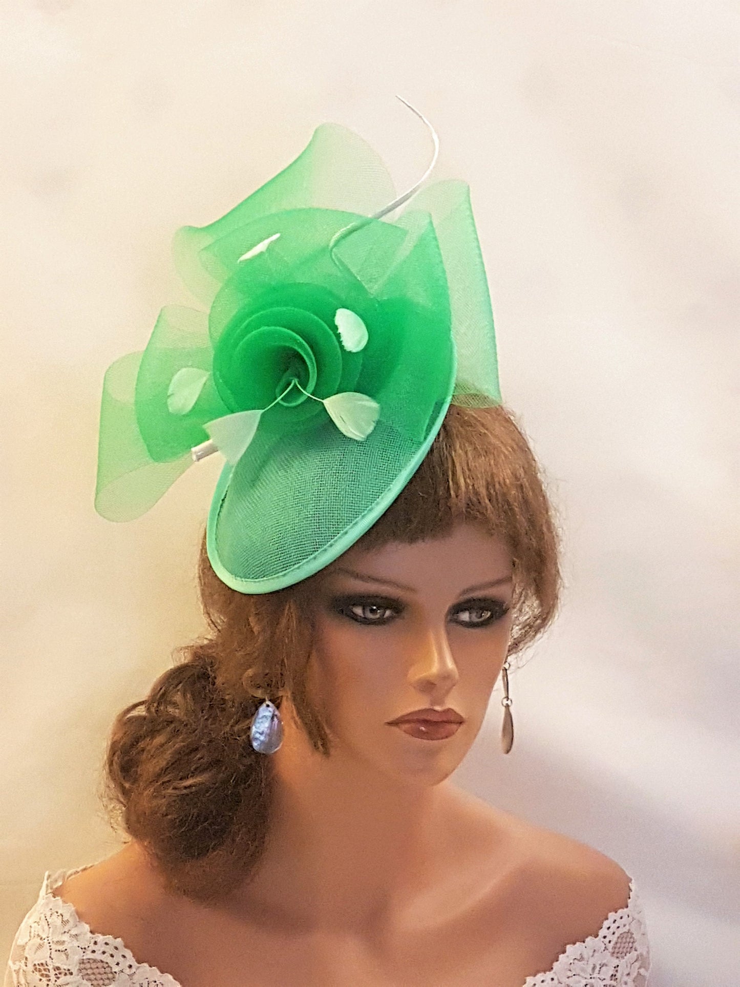 Chapeau de soucoupe de fascinateur VERT Chapeau de fête de mariage de course de chapeau de Derby d'église floral de plume Chapeau de mère de la mariée/du marié