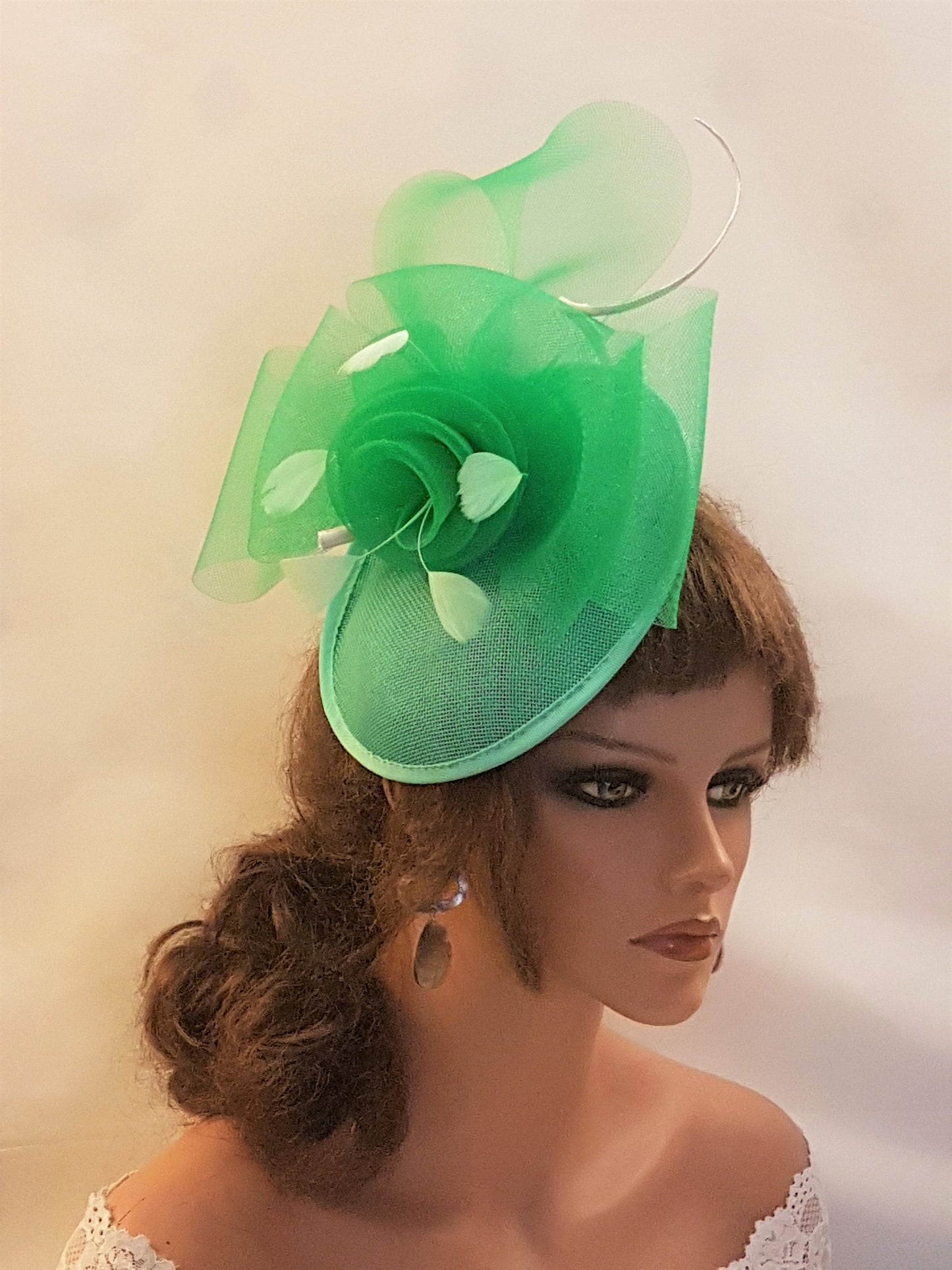 Chapeau de soucoupe de fascinateur VERT Chapeau de fête de mariage de course de chapeau de Derby d'église floral de plume Chapeau de mère de la mariée/du marié