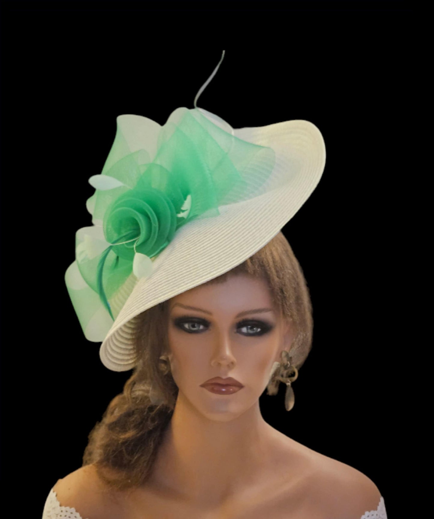 Chapeau fascinateur blanc et vert grande soucoupe chapeau de plumes église Derby Royal Ascot Race chapeau de fête de mariage mère de la mariée/du marié chapeau