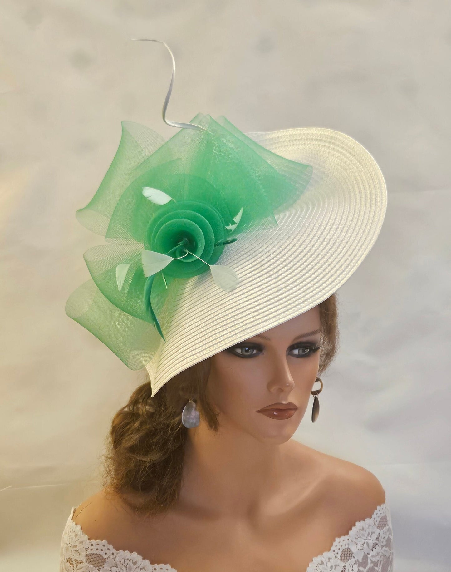 Chapeau fascinateur blanc et vert grande soucoupe chapeau de plumes église Derby Royal Ascot Race chapeau de fête de mariage mère de la mariée/du marié chapeau