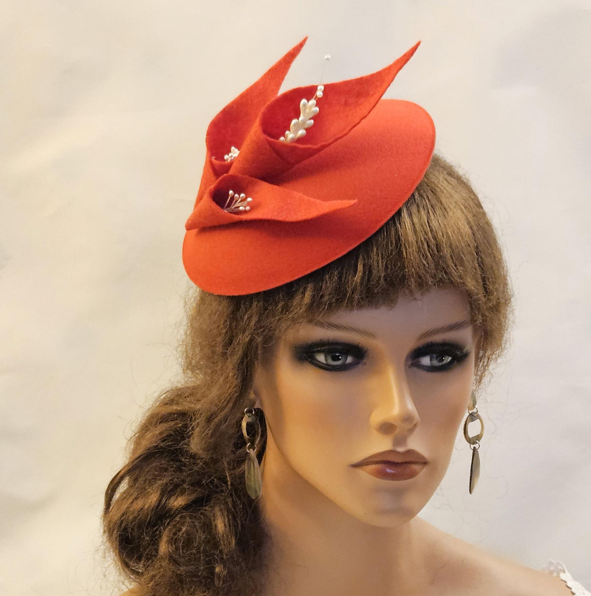 RED FELTHAT FASCINATOR