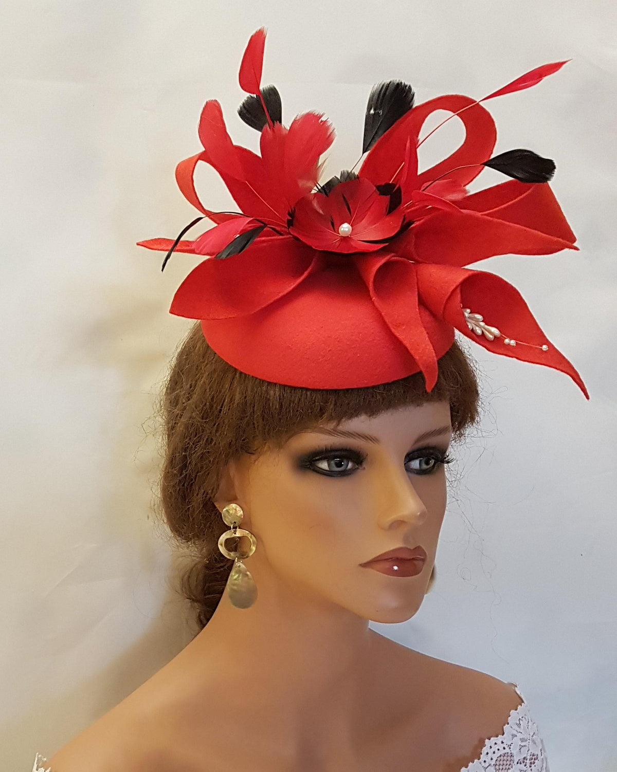 LARGE RED HAT FASCINATOR WITH FELTLEAVES AND BOWS