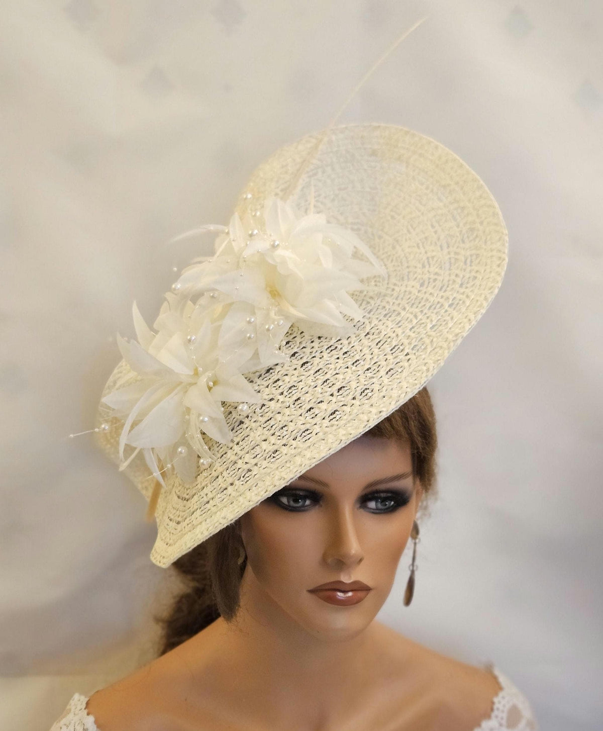 Ivory PP straw hat fascinator with Feathers and flowers for Wedding , Cocktil parties and Ascot