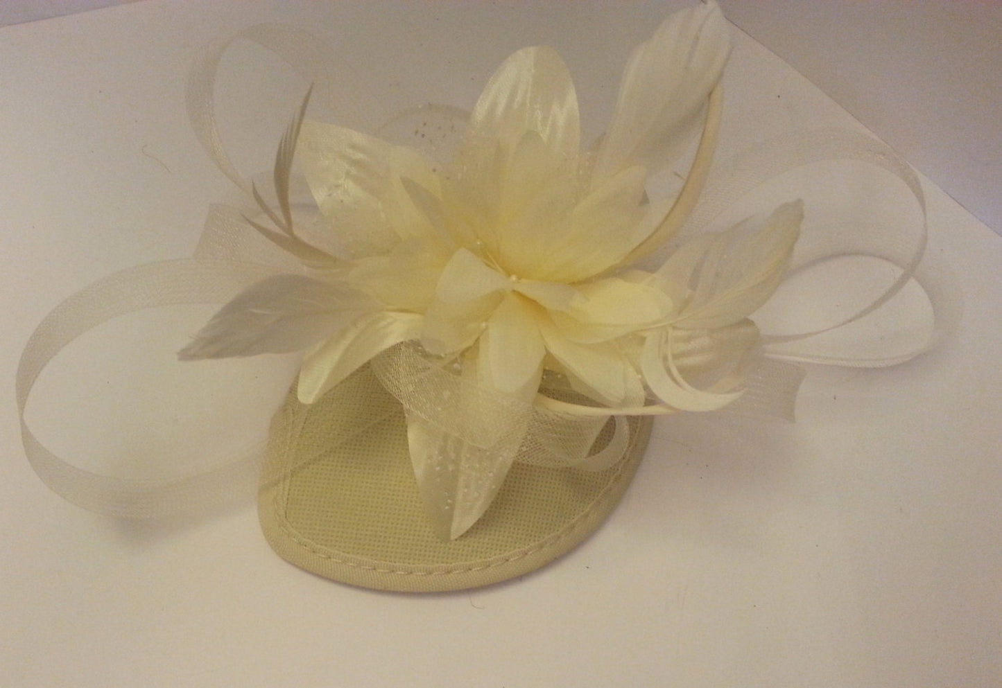 Vintage Style Teardrop Fascinator Hat: Flower & Feather Ascot Accessory