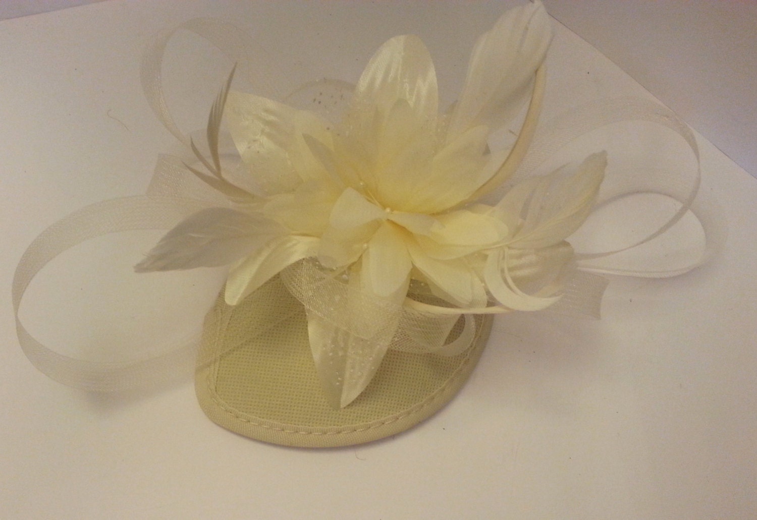 Vintage Style Teardrop Fascinator Hat: Flower & Feather Ascot Accessory