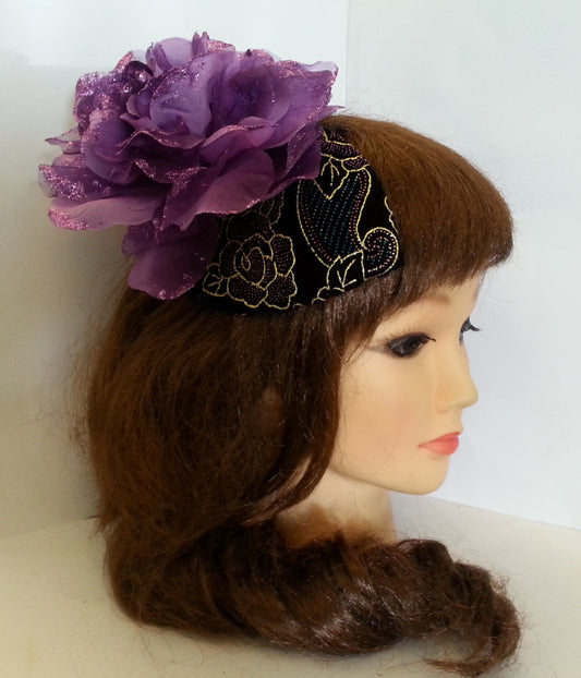 Fascinator. Vintage 1940s-50s Hat fascinator. Black velvet Teardrop Hat Fascinator with PURPLE Flower Ascot, wedding,cocktail hat fascinator