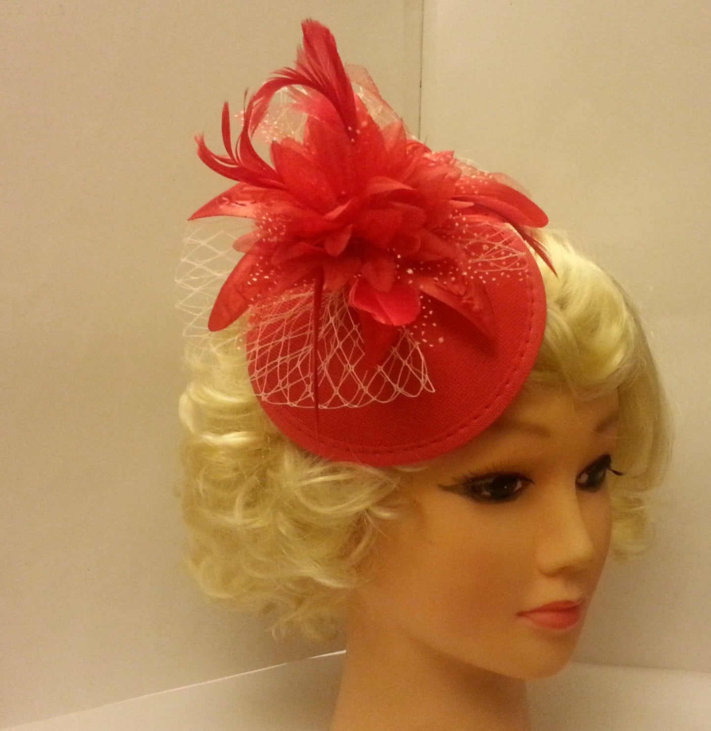 Chapeau vintage années 40 50, chapeau rouge, chapeau fascinateur à plumes, course, cocktail, bal, chapeau rouge, chapeau Ascot rouge, chapeau de cocktail, chapeau fascinateur à fleurs rouges